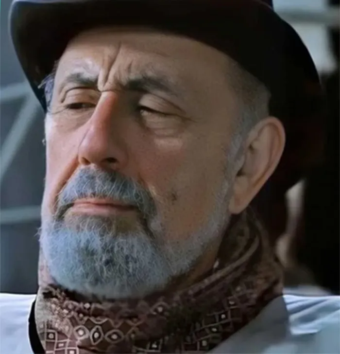 nam-dien-vien-om-vo-doi-tau-chim-trong-titanic-qua-doi-2