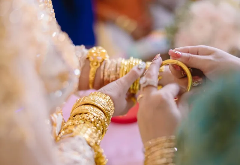 co-dau-vo-oa-voi-so-qua-cuoi-bo-me-tang-1