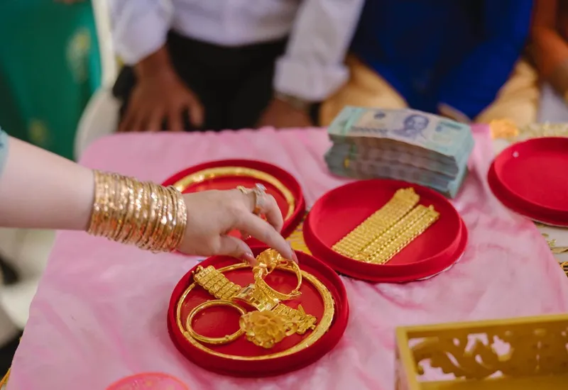 co-dau-vo-oa-voi-so-qua-cuoi-bo-me-tang-2