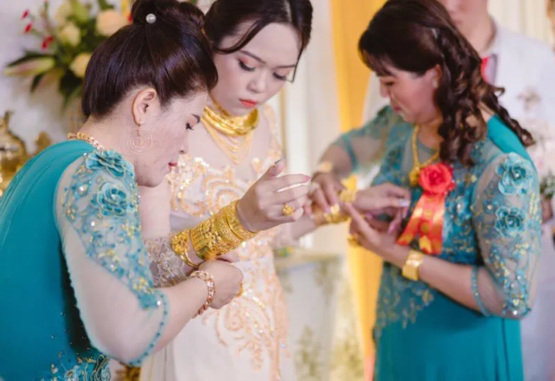 co-dau-vo-oa-voi-so-qua-cuoi-bo-me-tang-3