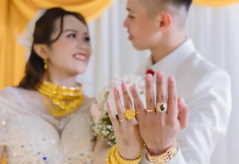 co-dau-vo-oa-voi-so-qua-cuoi-bo-me-tang-5