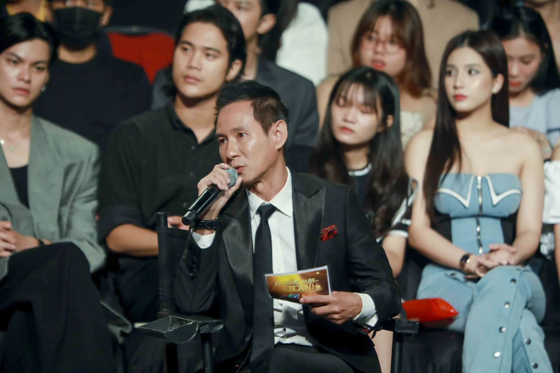 le-thu-doat-giai-quan-quan-guong-mat-dien-anh-2023