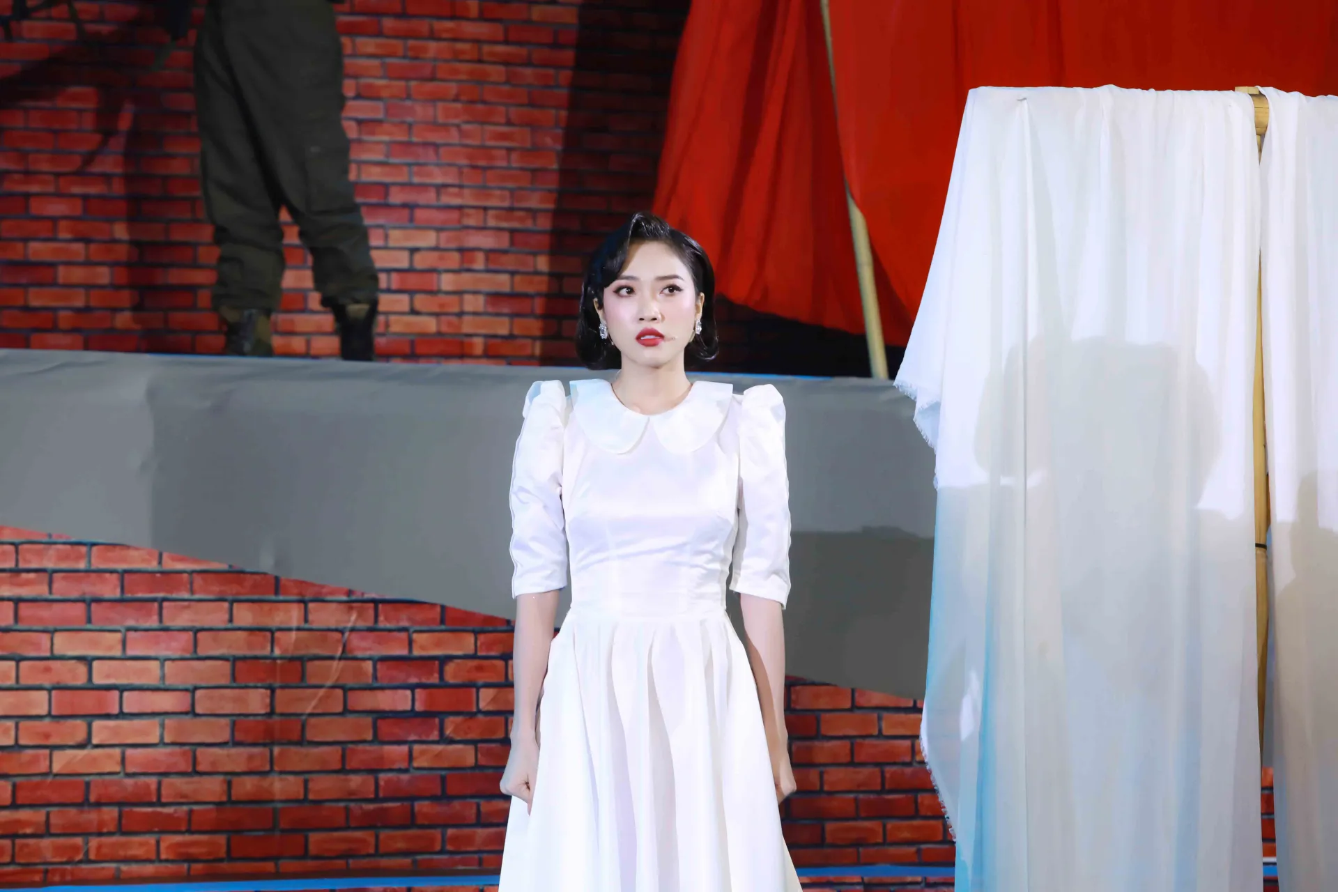 le-thu-doat-giai-quan-quan-guong-mat-dien-anh-20232