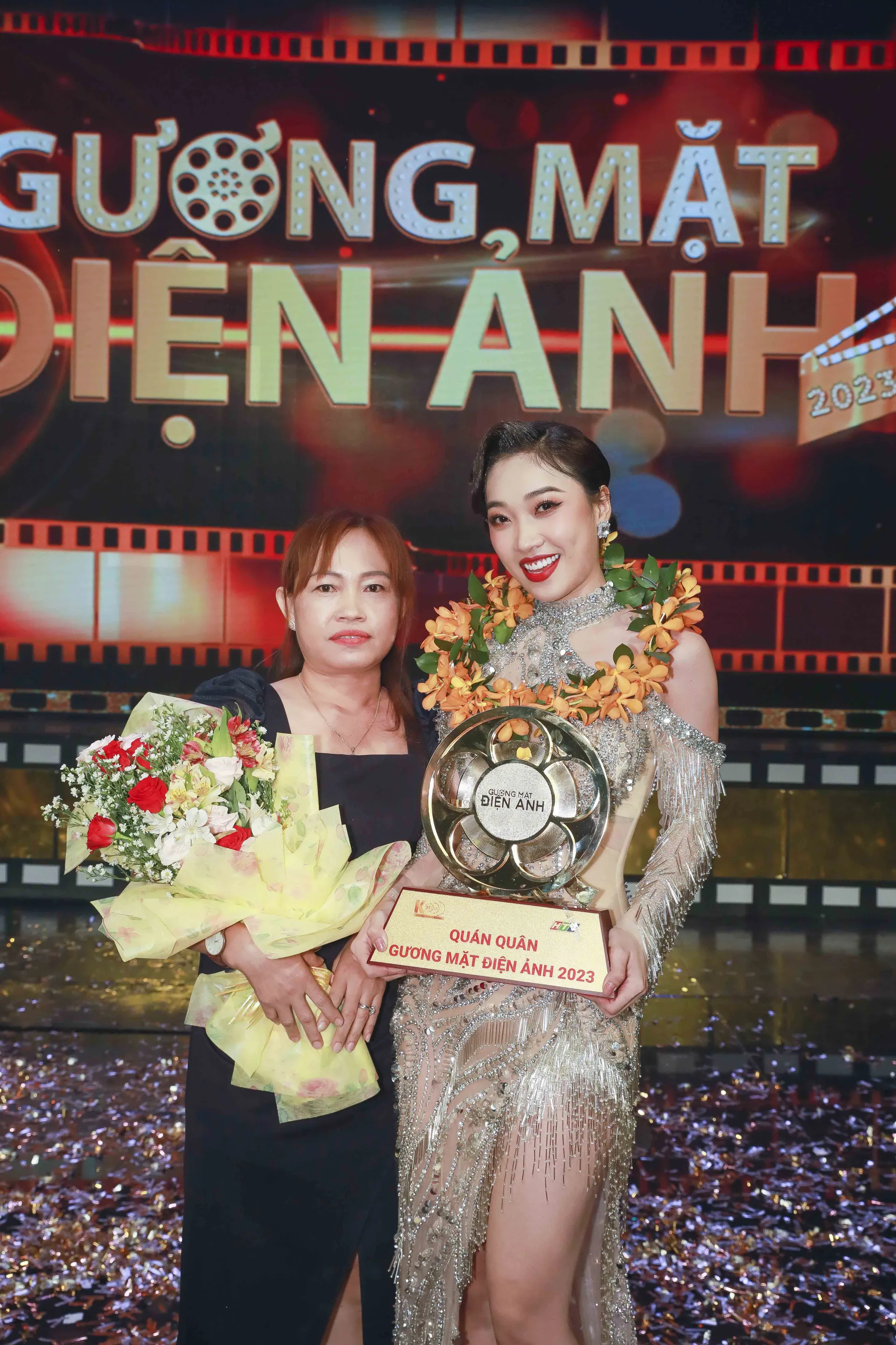 le-thu-doat-giai-quan-quan-guong-mat-dien-anh-202333 (2)