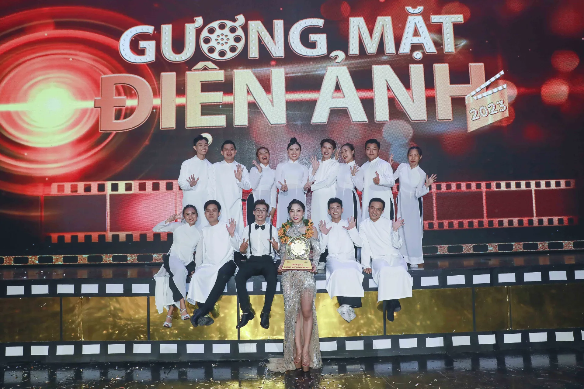 le-thu-doat-giai-quan-quan-guong-mat-dien-anh-2023334