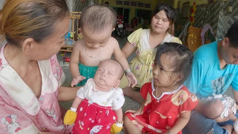 nguoi-me-31-tuoi-4-doi-chong-sinh-doi-o-sai-gon-1