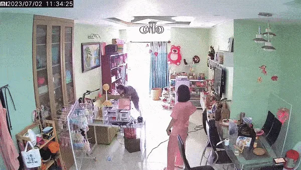 anh-chong-cam-roi-tien-ve-vo-thay-camera-ren-ngang-2
