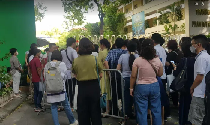 phu-huynh-xuyen-dem-nop-ho-so-cho-con-vao-lop-10-1