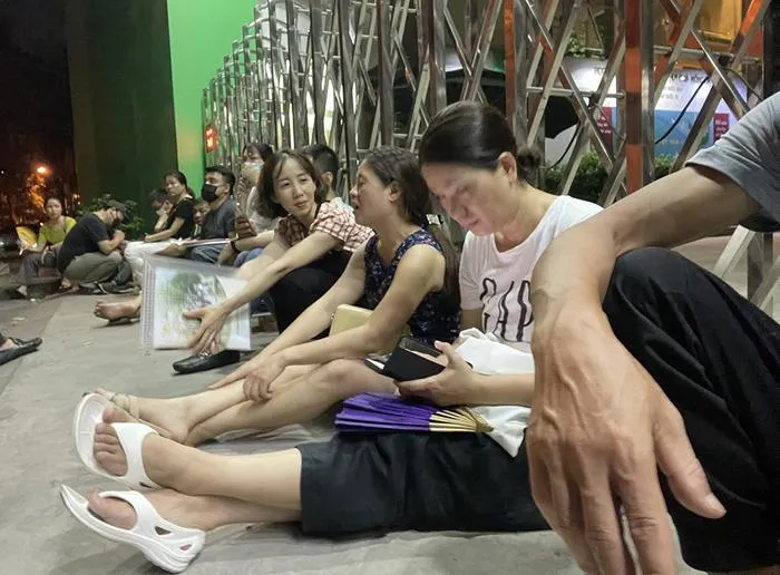 phu-huynh-xuyen-dem-nop-ho-so-cho-con-vao-lop-10