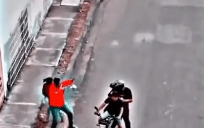 gap-cuop-thanh-nien-bo-mac-ban-gai-roi-bo-chay-1