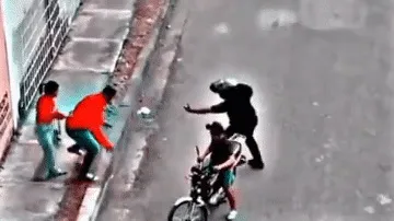 gap-cuop-thanh-nien-bo-mac-ban-gai-roi-bo-chay-2