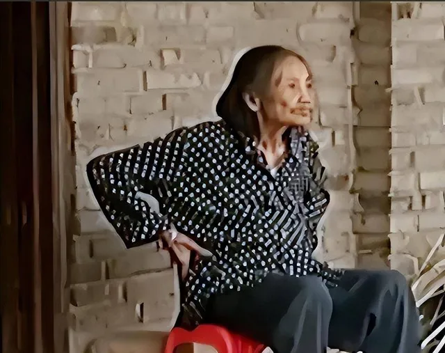 cu-ba-91-tuoi-bi-nga-di-kham-phat-hien-co-thai-5