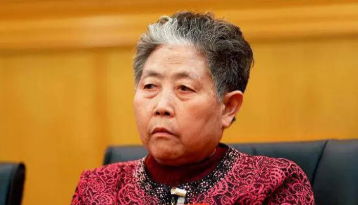 giao-tai-san-nghin-ty-cho-2-con-nguoi-phu-nu-72-tuoi-van-phai-ra mat-xu-ly-2