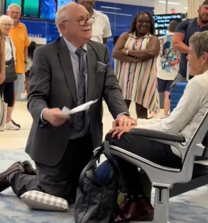 cu-ong-78-tuoi-cau-hon-ban-gai-sau-60-nam-xa-cach-2