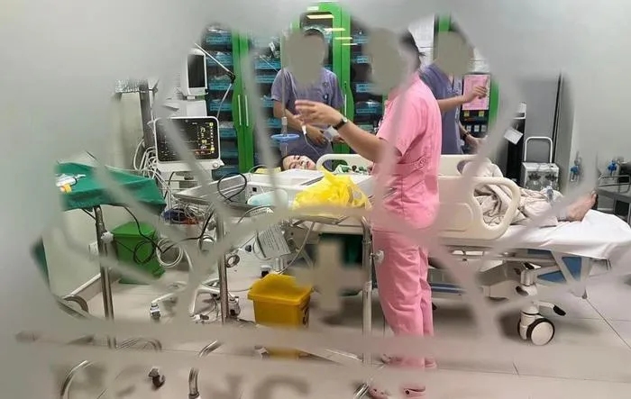 hinh-anh-ban-gai-quang-hai-tren-giuong-benh-4