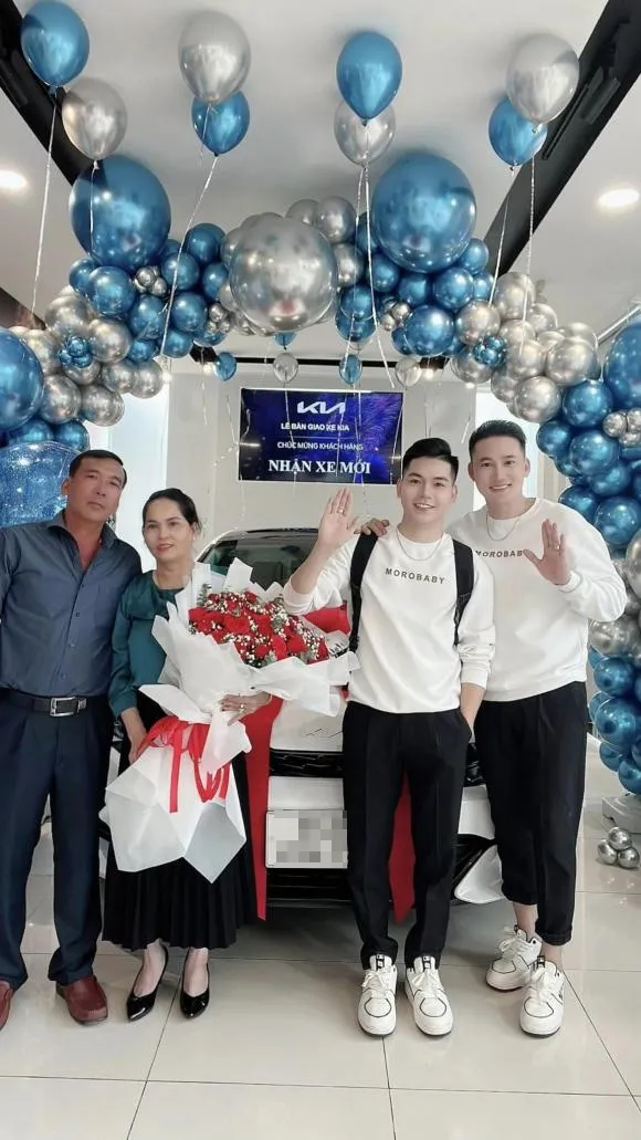 ha-tri-quang-thanh-doan-mua-xe-tang-bo-me-1