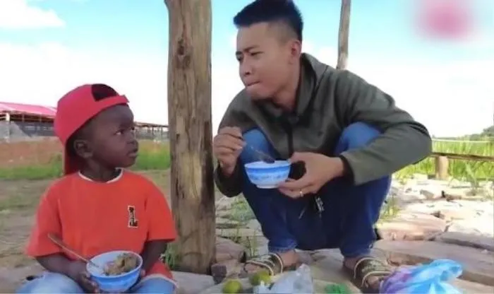 bieu-cam-cua-loi-con-khi-an-thu-mam-tom-1