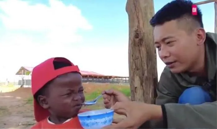 bieu-cam-cua-loi-con-khi-an-thu-mam-tom-2