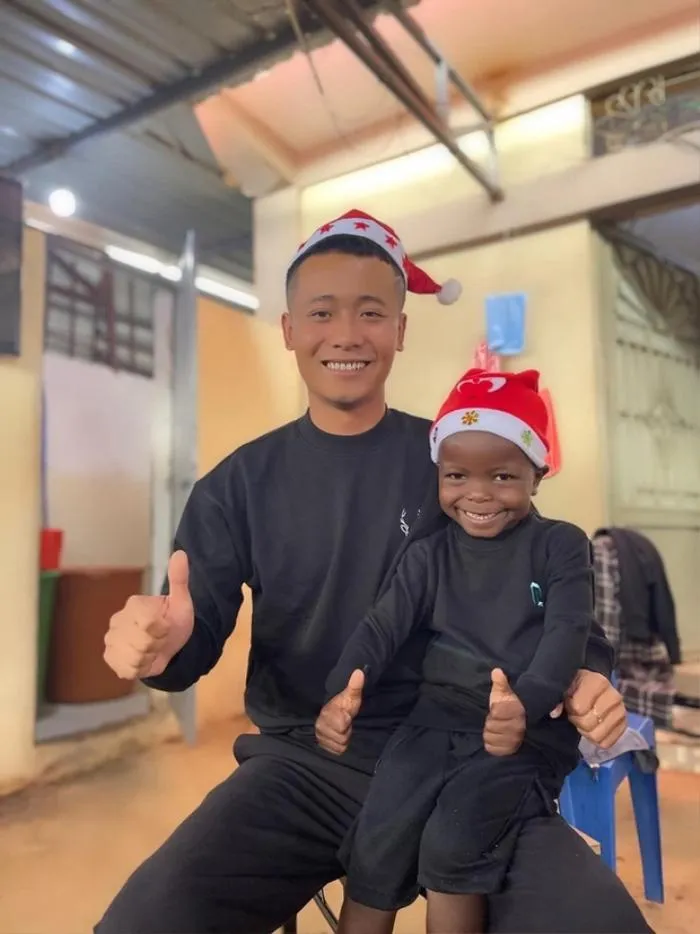 bieu-cam-cua-loi-con-khi-an-thu-mam-tom-5