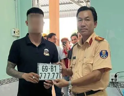 chang-trai-bam-duoc-bien-xe-ngu-quy-1