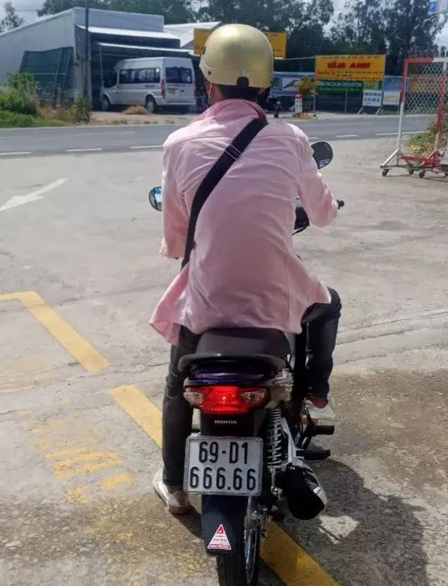 chang-trai-bam-duoc-bien-xe-ngu-quy-2