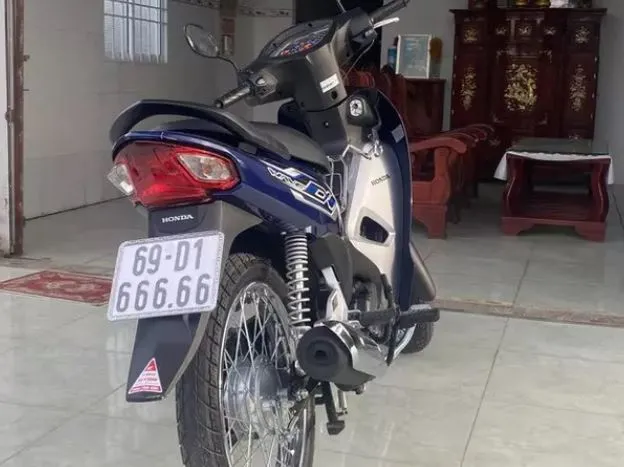 chang-trai-bam-duoc-bien-xe-ngu-quy-3