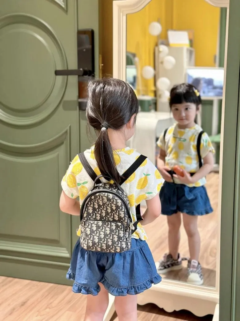 con-gai-doan-di-bang-mang-tui-dior-50trieu-di-mau-giao-1