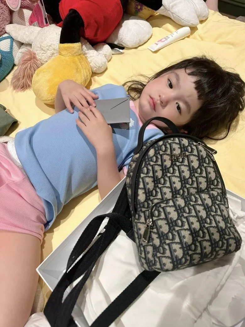 con-gai-doan-di-bang-mang-tui-dior-50trieu-di-mau-giao-7