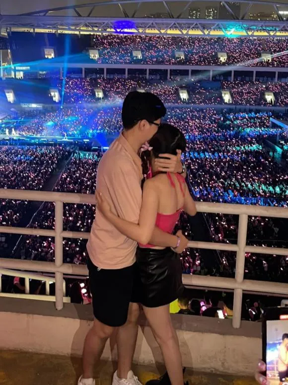 cap-doi-cau-hon-trong-concert-BLACKPINK-2