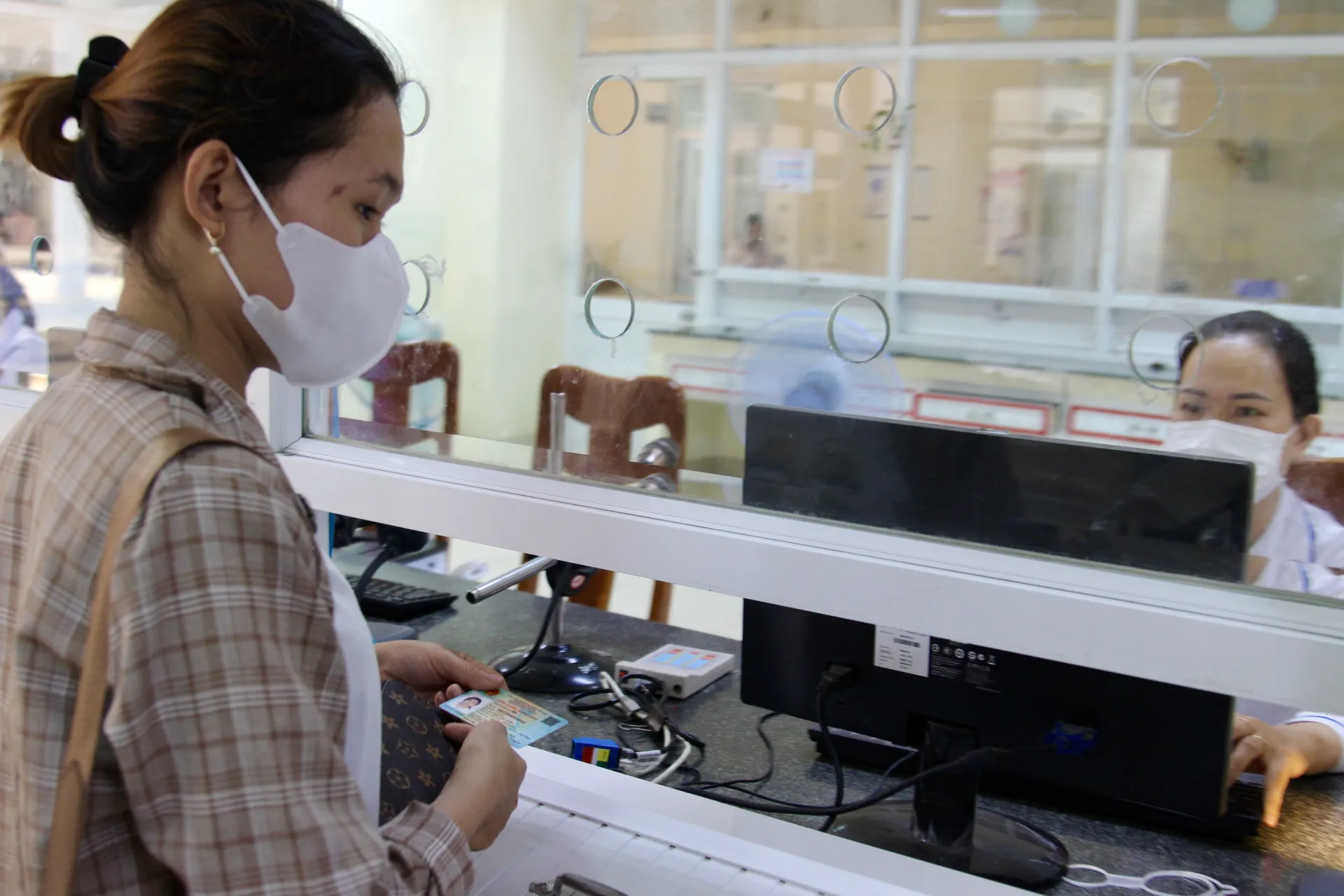 mang-cccd-gan-chip-nu-benh-nhan-thoat-nan-1