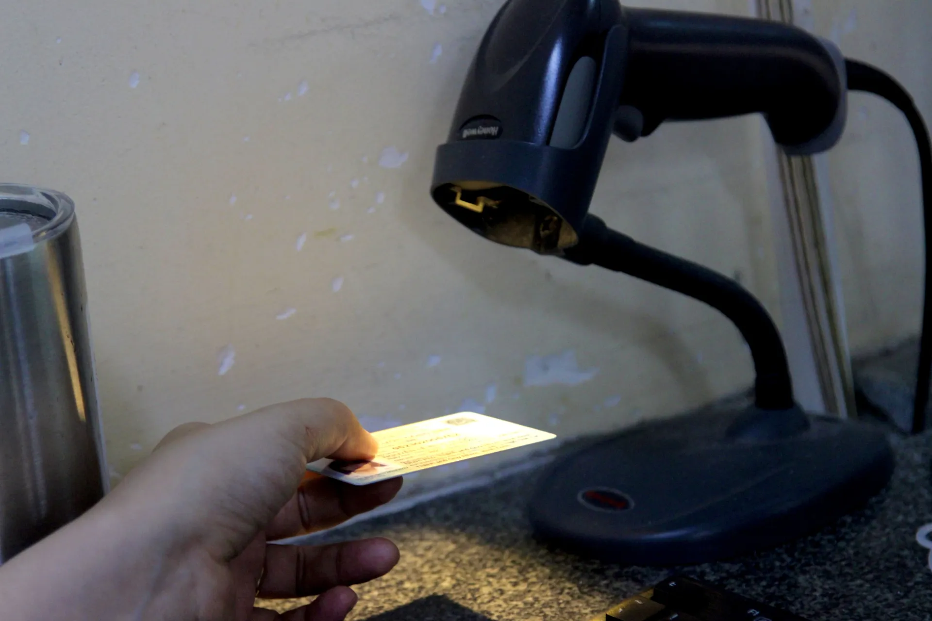 mang-cccd-gan-chip-nu-benh-nhan-thoat-nan-2