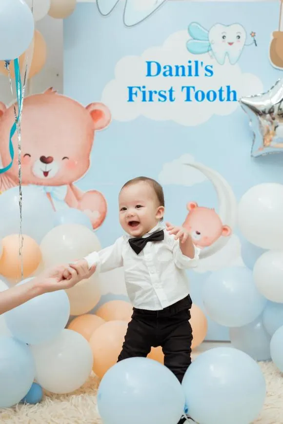 thu-mon-bui-tien-dung-khoe-bo-anh-nhan-dip-con-trai-moc-chiec-rang-dau-tien-2