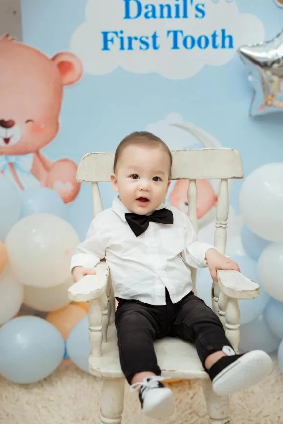 thu-mon-bui-tien-dung-khoe-bo-anh-nhan-dip-con-trai-moc-chiec-rang-dau-tien-5