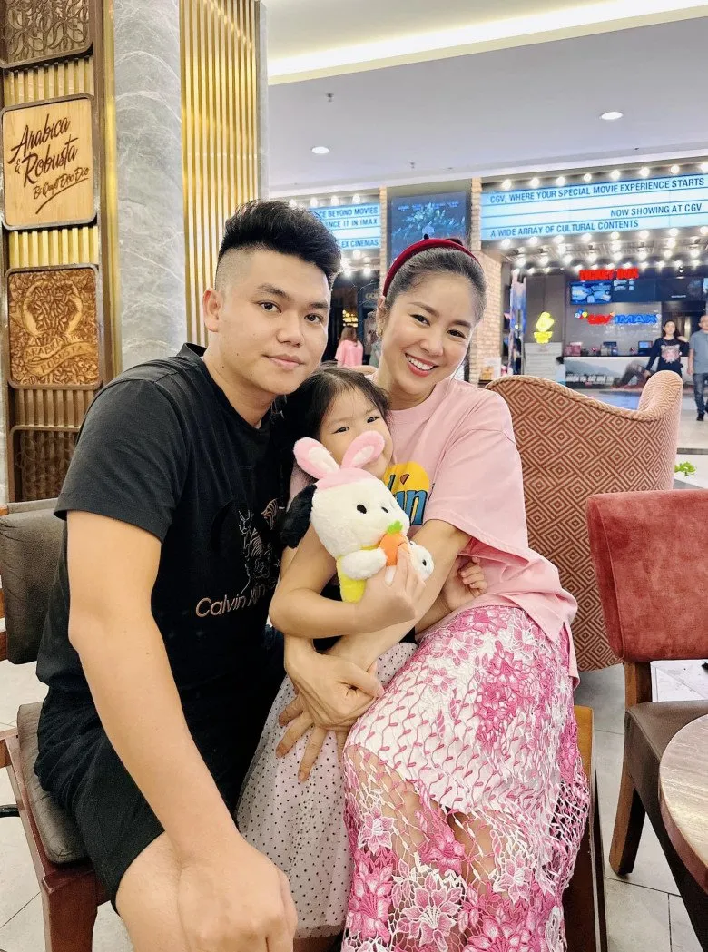 le-phuong-khoe-anh-gia-dinh-3nguoi-nhung-thieu-con-trai-ca-phao-1