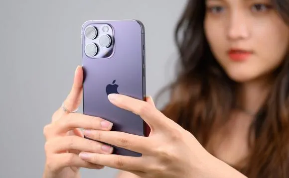 ly-do-nguoi-nuoc-ngoai-khong-dung-op-dien-thoai-1