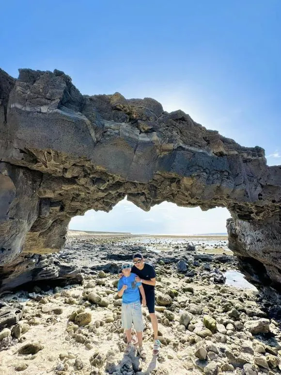 chong-cu-nhat-kim-anh-dua-con-trai-di-du-lich-con-khoe-anh-ben-tinh-moi-2