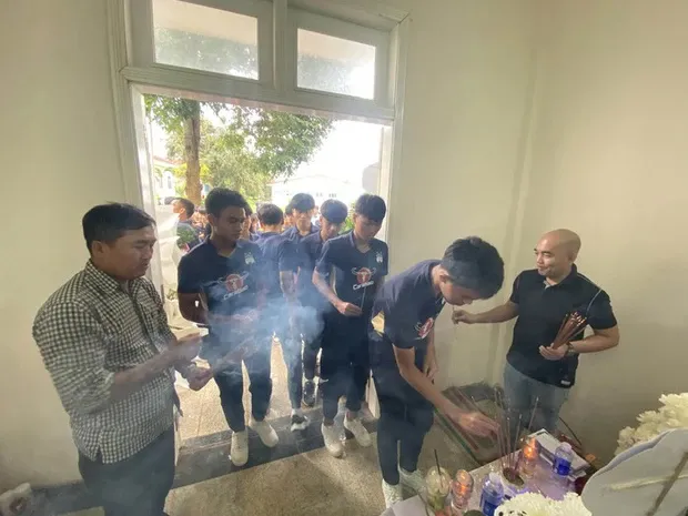 vo-ngoai-binh-hagl-dau-buon-khi-moi-nguoi-den-vieng-chong-5