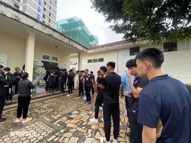 vo-ngoai-binh-hagl-dau-buon-khi-moi-nguoi-den-vieng-chong-6