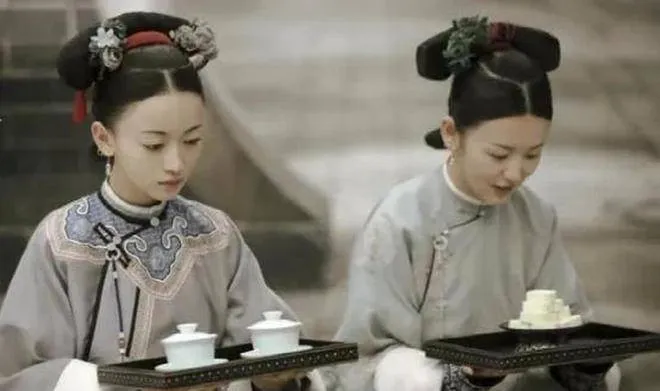 cong-viec-rua-lo-rong-cho-hoang-de-la-gì-vi-sao-cac-cung-nu-tranh-nhau-de-duoc-lam-2