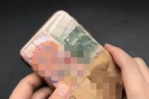 co-nen-bo-tien-vao-sau-op-dien-thoai-2