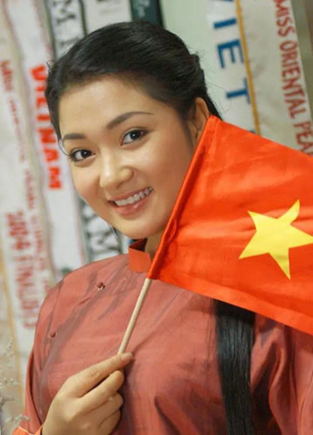 hoa-hau-bi-an-nhat-viet-nam-di-thi-muon-1tuan-van-lot-top10-miss-world-2004-2