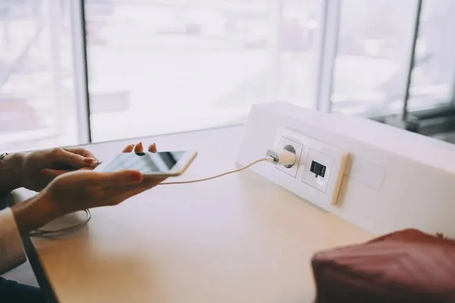 nhung-noi-khong-nen-sac-dien-thoai-de-tranh-ruoc-hoa-vao-than-2