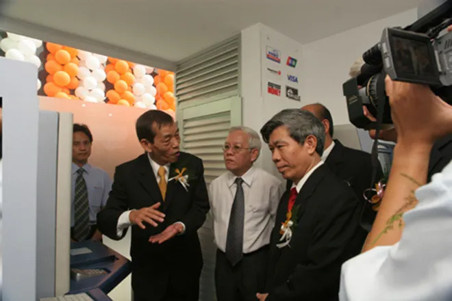 tien-si-goc-viet-phat-minh-ra-may-atm-la-co-van-cap-cao-cua-nhieu-ngan-hang-1