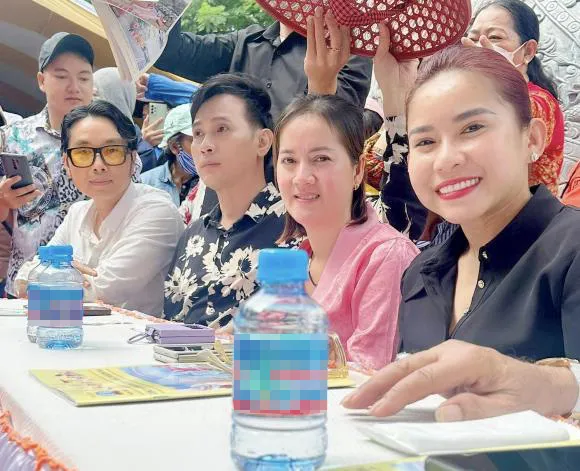 cac-con-vu-linh-tu-hop-o-nghia-trang-trong-ngay-le-vu-lan-con-gai-hong-loan-lam-dieu-y-nghia-1 copy