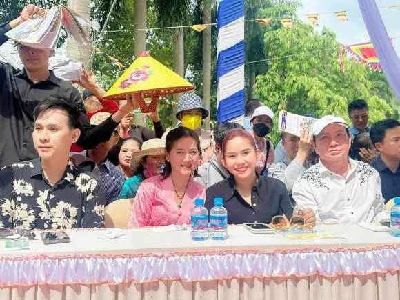 cac-con-vu-linh-tu-hop-o-nghia-trang-trong-ngay-le-vu-lan-con-gai-hong-loan-lam-dieu-y-nghia-2