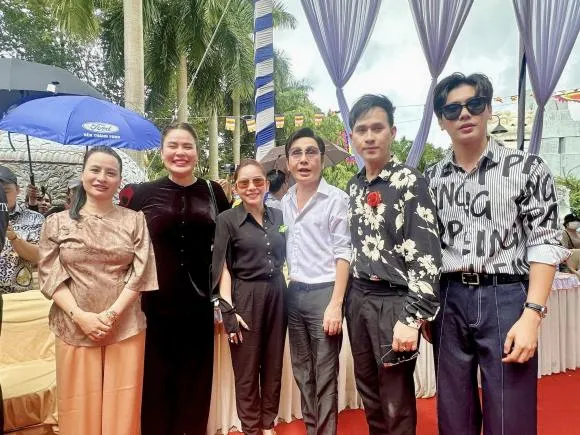 cac-con-vu-linh-tu-hop-o-nghia-trang-trong-ngay-le-vu-lan-con-gai-hong-loan-lam-dieu-y-nghia-3
