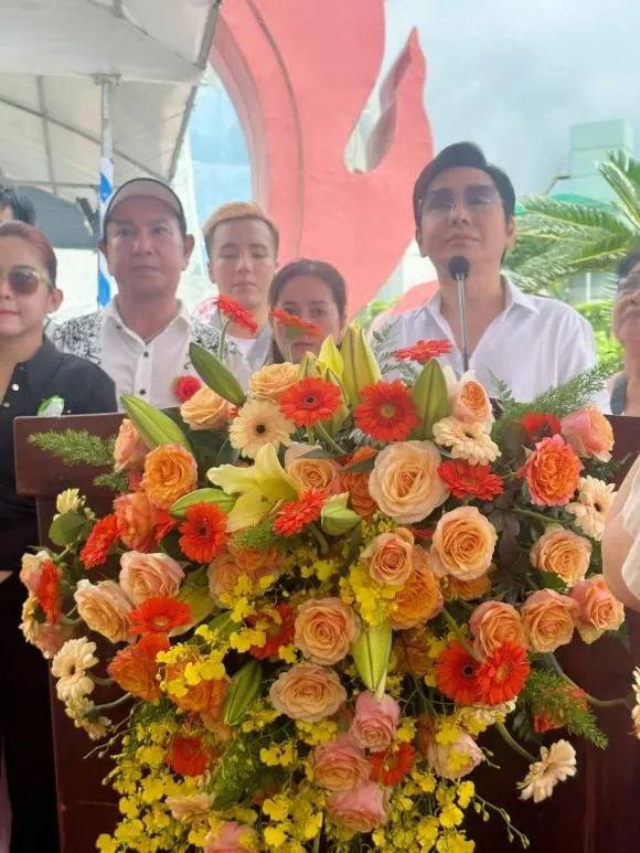 cac-con-vu-linh-tu-hop-o-nghia-trang-trong-ngay-le-vu-lan-con-gai-hong-loan-lam-dieu-y-nghia-4
