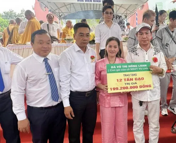 cac-con-vu-linh-tu-hop-o-nghia-trang-trong-ngay-le-vu-lan-con-gai-hong-loan-lam-dieu-y-nghia-5