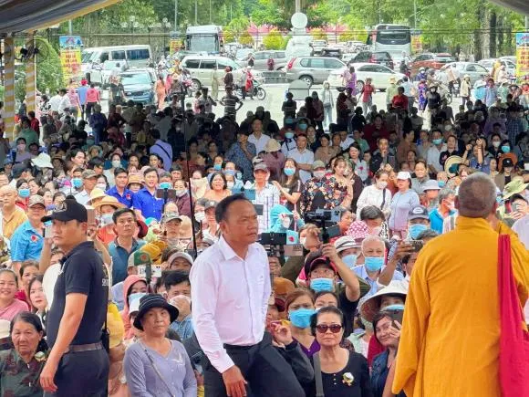 cac-con-vu-linh-tu-hop-o-nghia-trang-trong-ngay-le-vu-lan-con-gai-hong-loan-lam-dieu-y-nghia-6