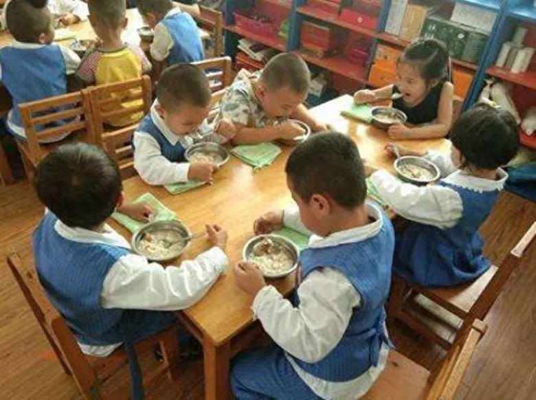 con-an-trua-o-truong-mau-giao-mon-mi-ca-chua-trung-rat-la-nghe-co-giao-giai-thich-me-lap-tuc-doi-chuyen-truong-1